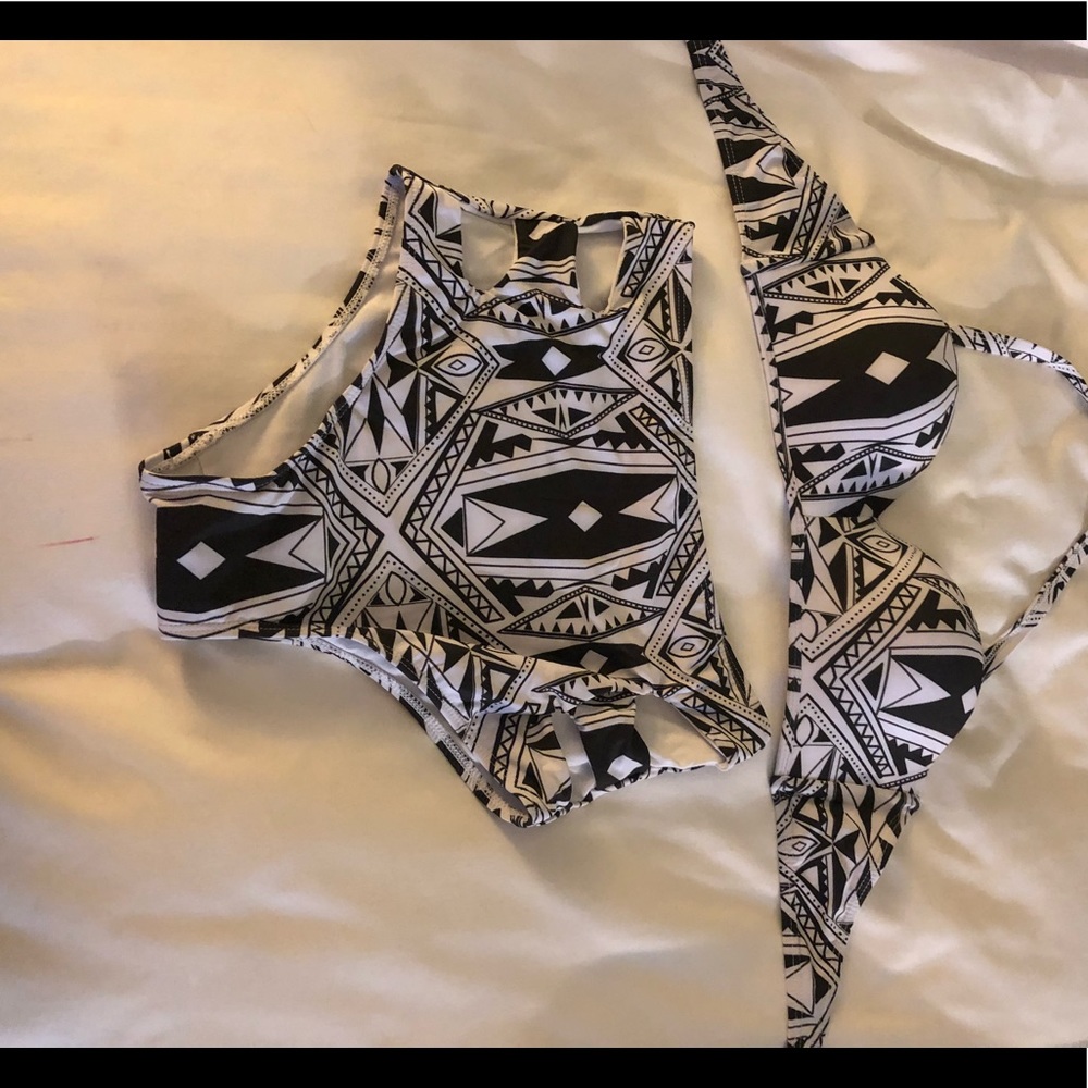 beautiful 2 piece swimsuit 👙small